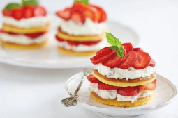 Fahéjas palacsinta joghurtos krémmel és eperrel