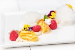 Větrník, karamelový krém, cukrová vata, maliny, pusinky